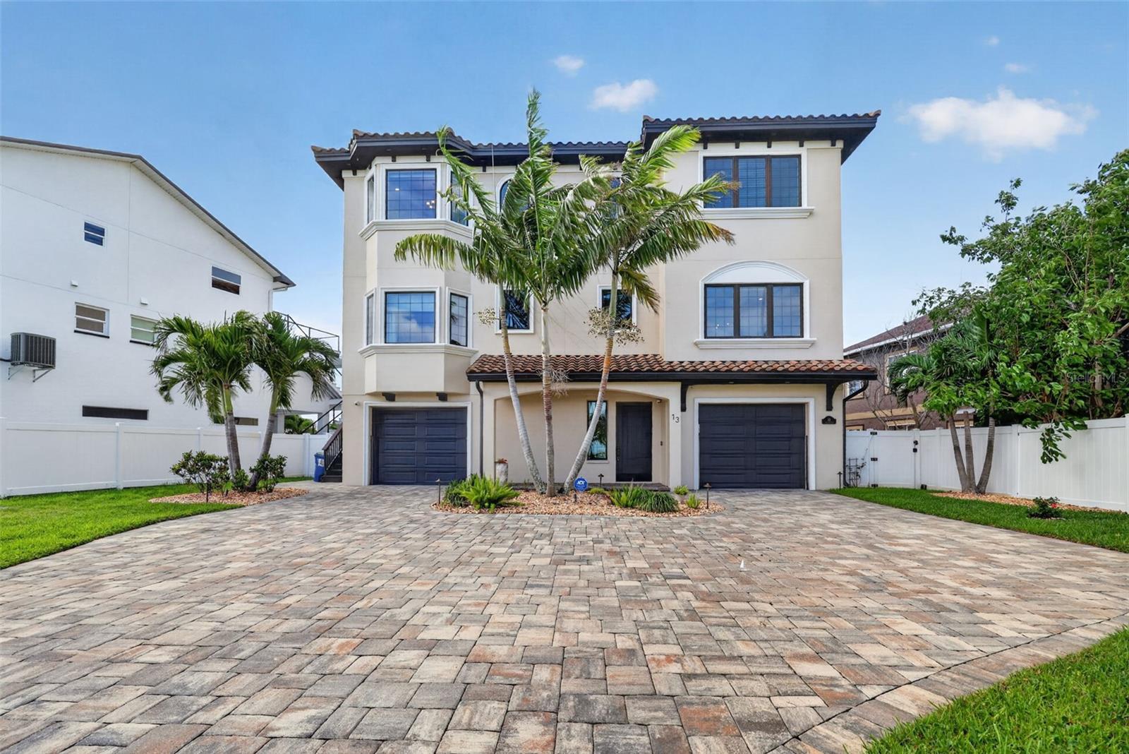 Single Family Residence em TREASURE ISLAND, FL - Daniel Dourado