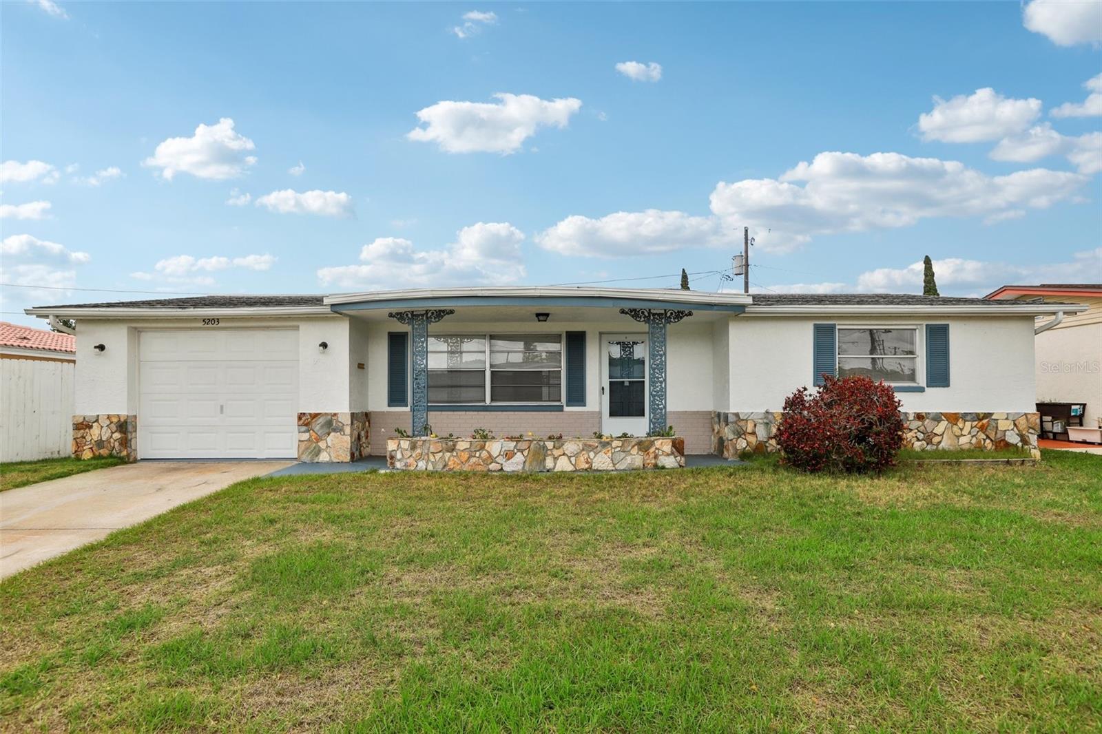 Single Family Residence in NEW PORT RICHEY, FL - Daniel Dourado