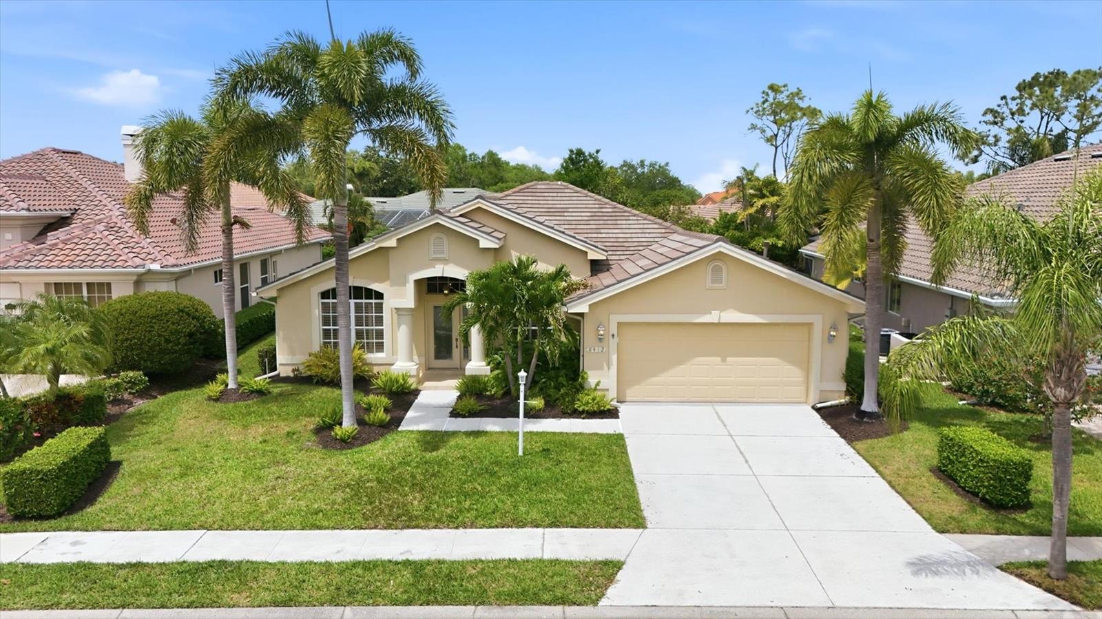 Single Family Residence in LAKEWOOD RANCH, FL - Daniel Dourado