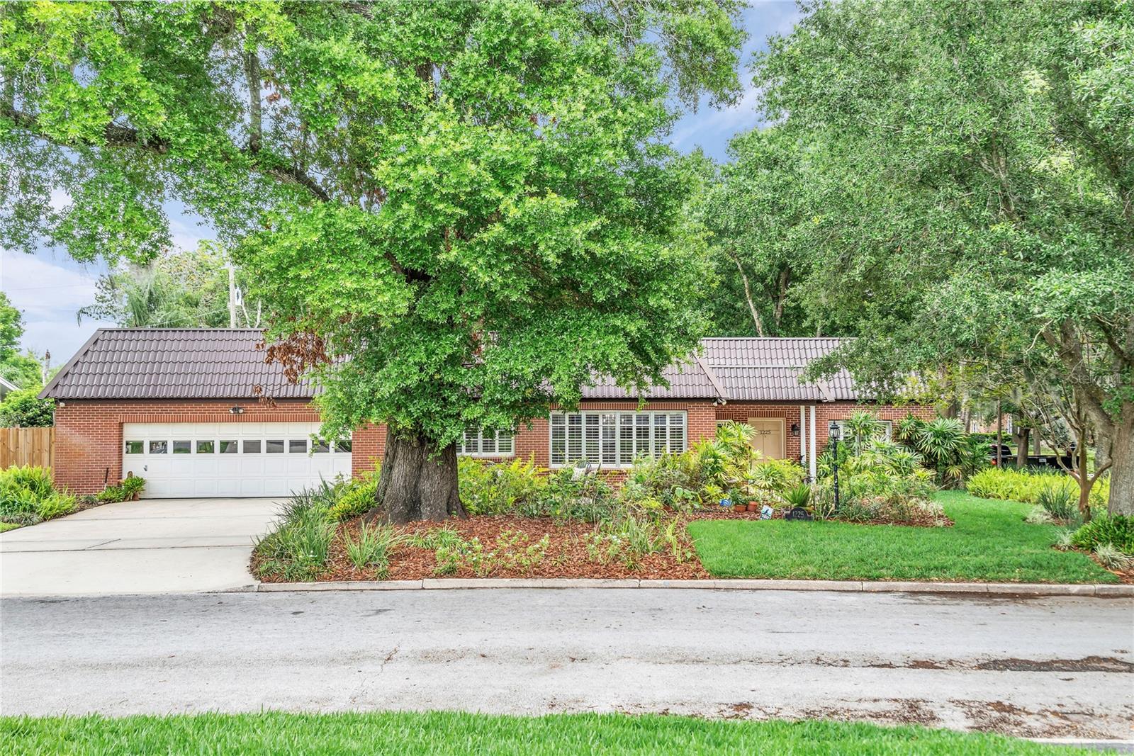 Single Family Residence in ORLANDO, FL - Daniel Dourado
