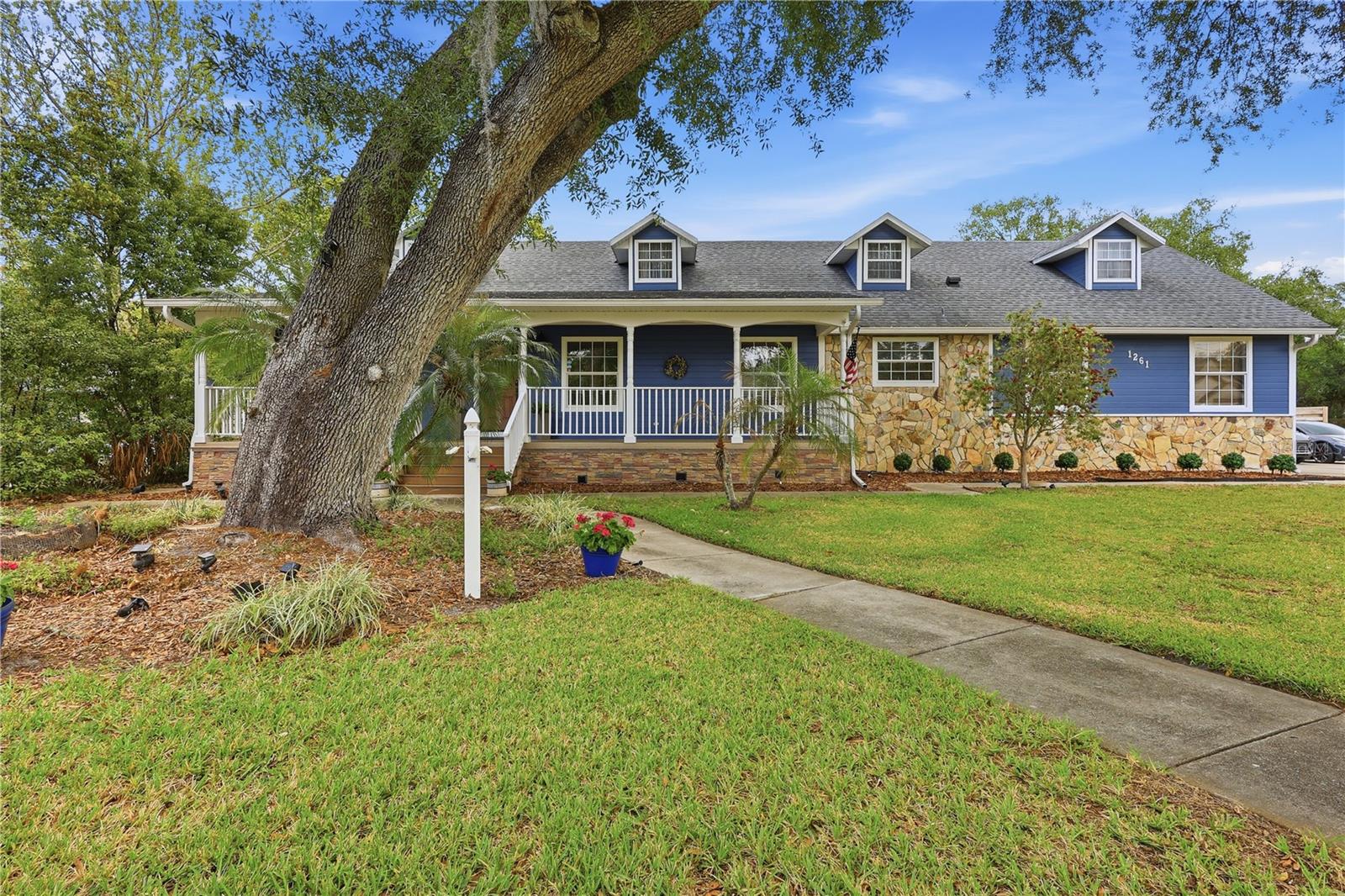 Single Family Residence in WINTER GARDEN, FL - Daniel Dourado