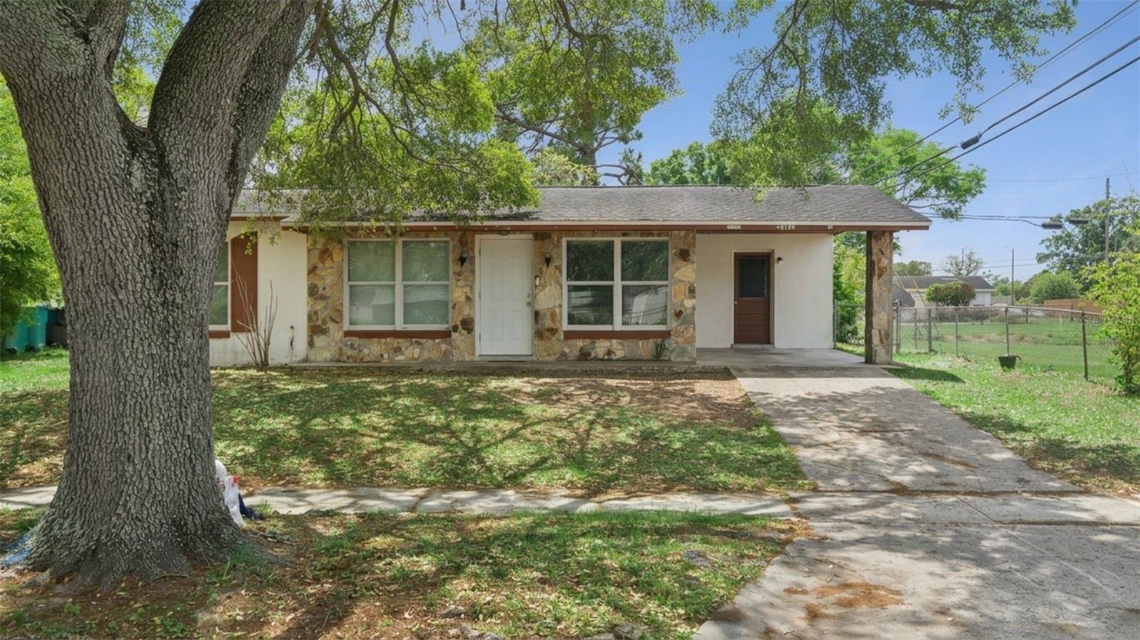 Single Family Residence in ORLANDO, FL - Daniel Dourado