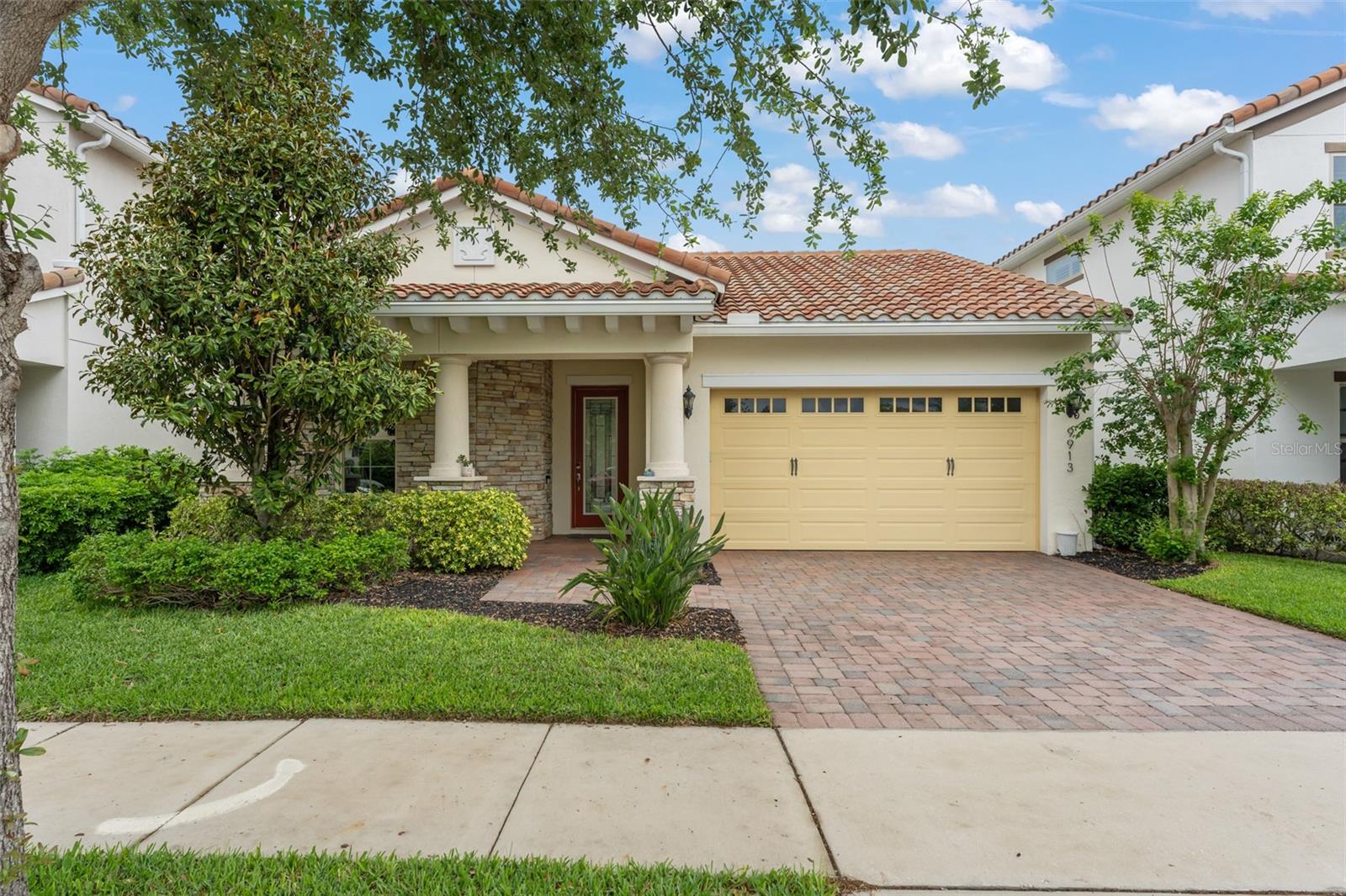 Single Family Residence in ORLANDO, FL - Daniel Dourado