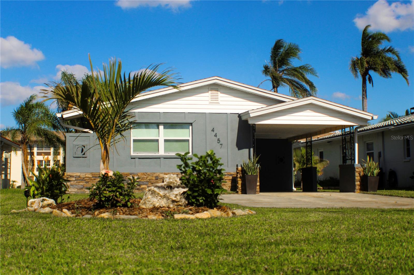 Single Family Residence in NEW PORT RICHEY, FL - Daniel Dourado