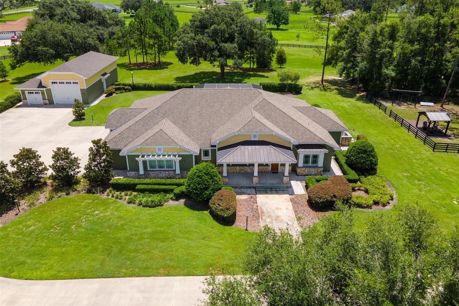 Single Family Residence in OXFORD, FL - Daniel Dourado