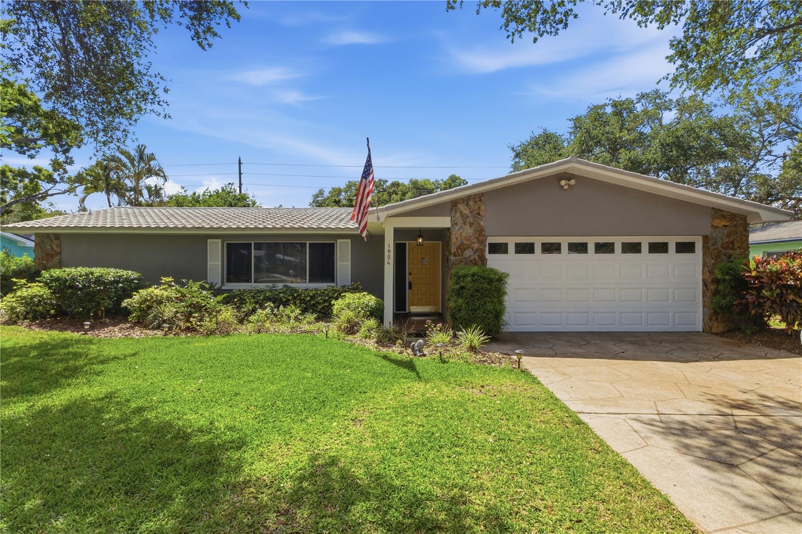 Single Family Residence in CLEARWATER, FL - Daniel Dourado