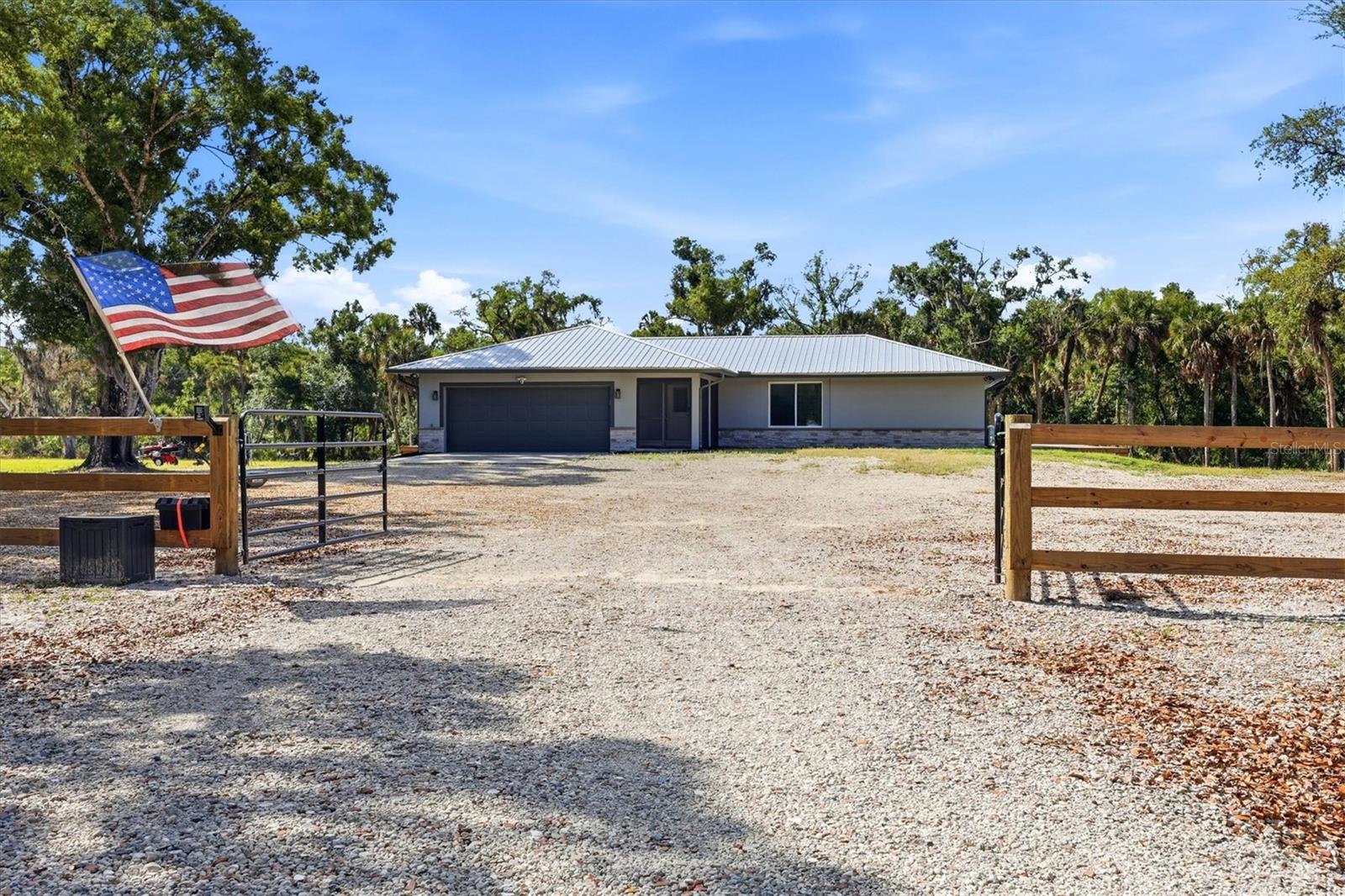 Single Family Residence in SARASOTA, FL - Daniel Dourado