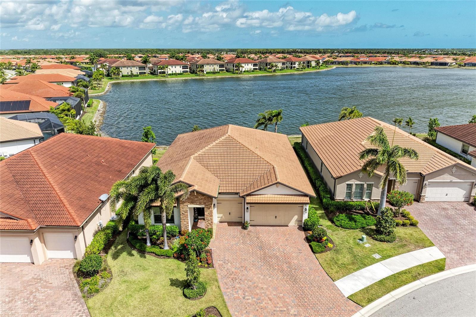 Single Family Residence in NOKOMIS, FL - Daniel Dourado