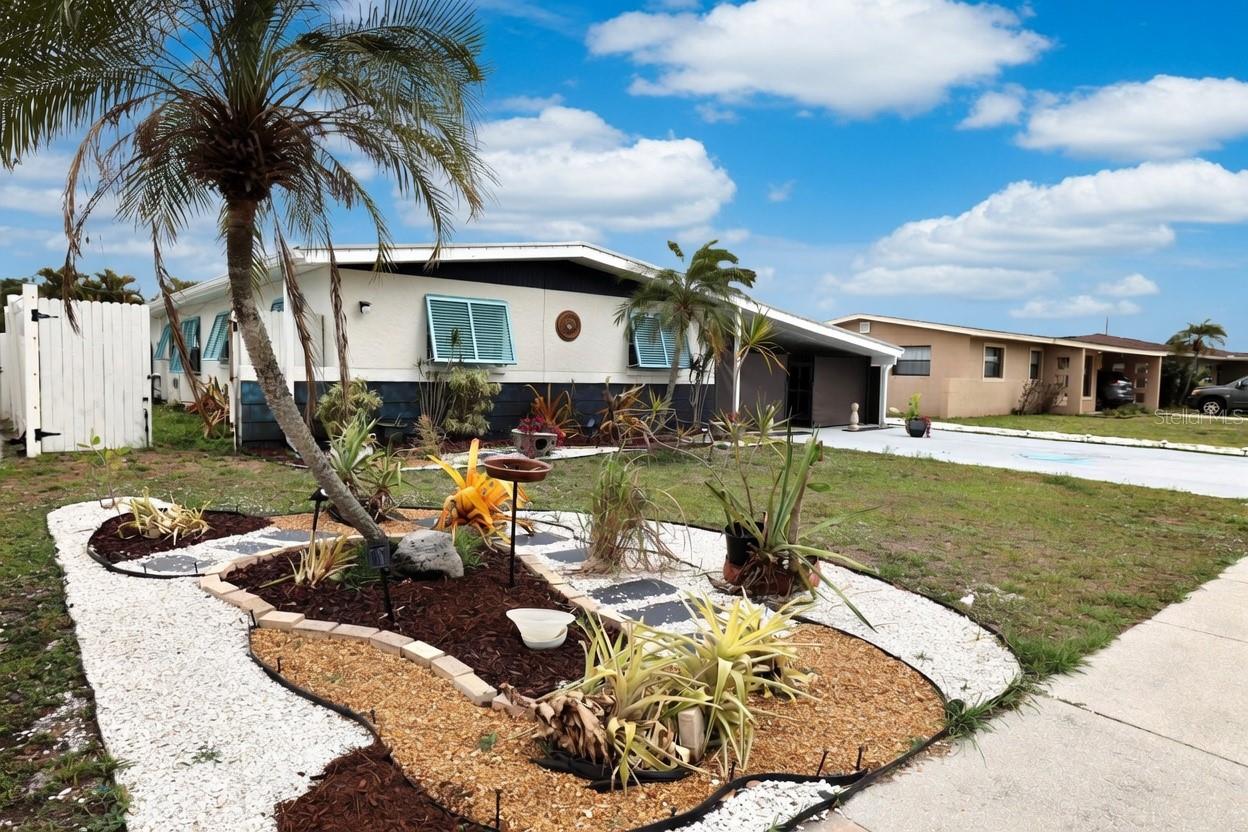 Single Family Residence in SARASOTA, FL - Daniel Dourado