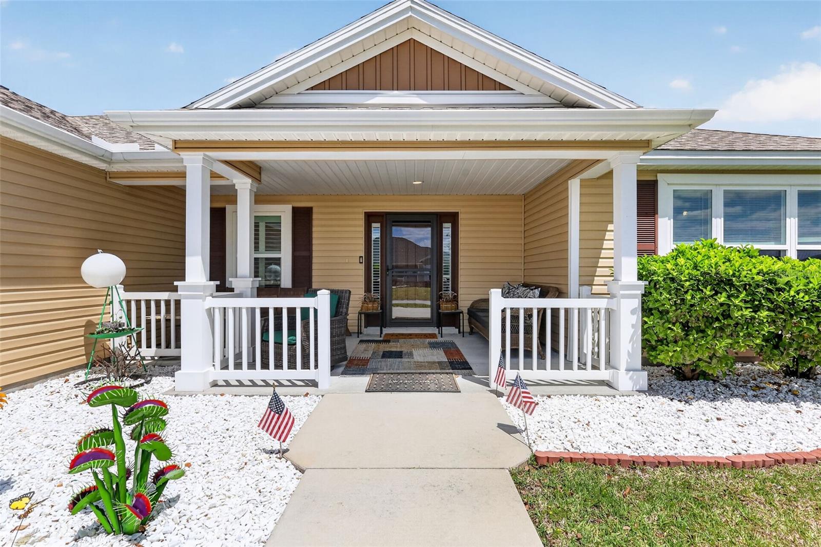 Single Family Residence in OXFORD, FL - Daniel Dourado