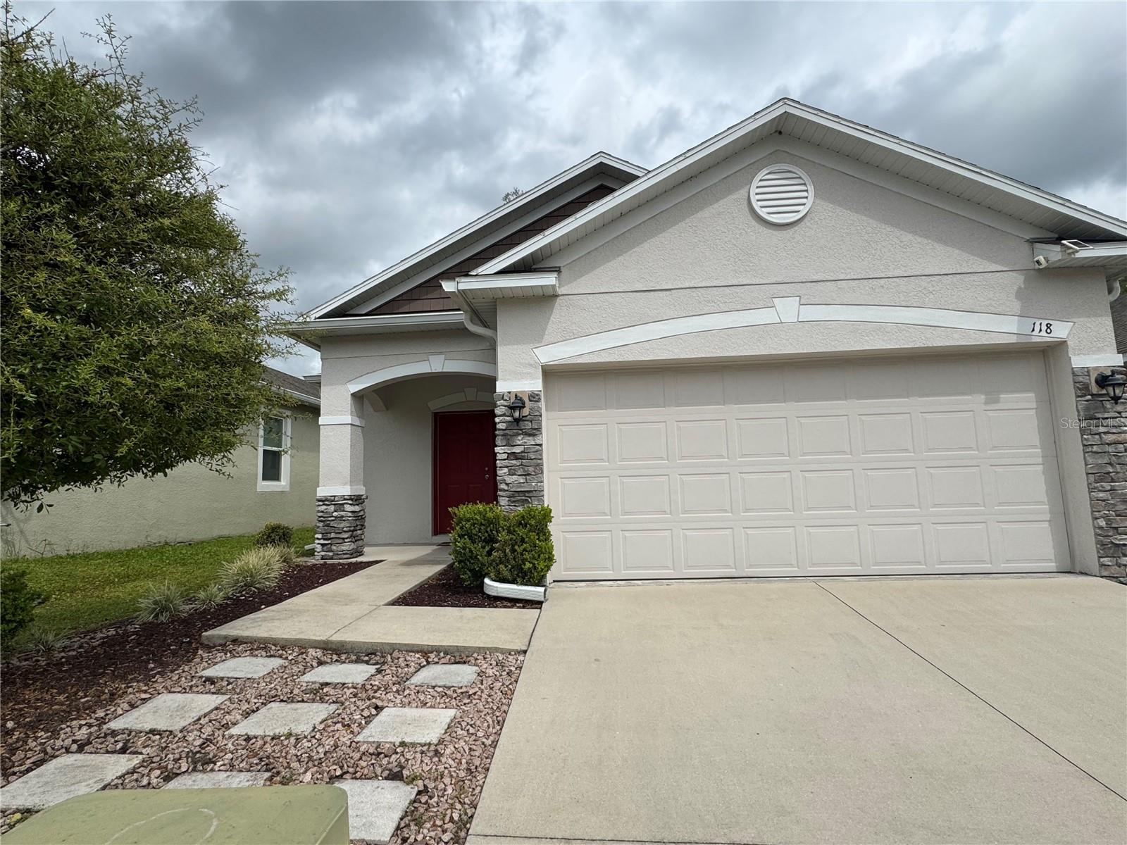 Single Family Residence in DELAND, FL - Daniel Dourado