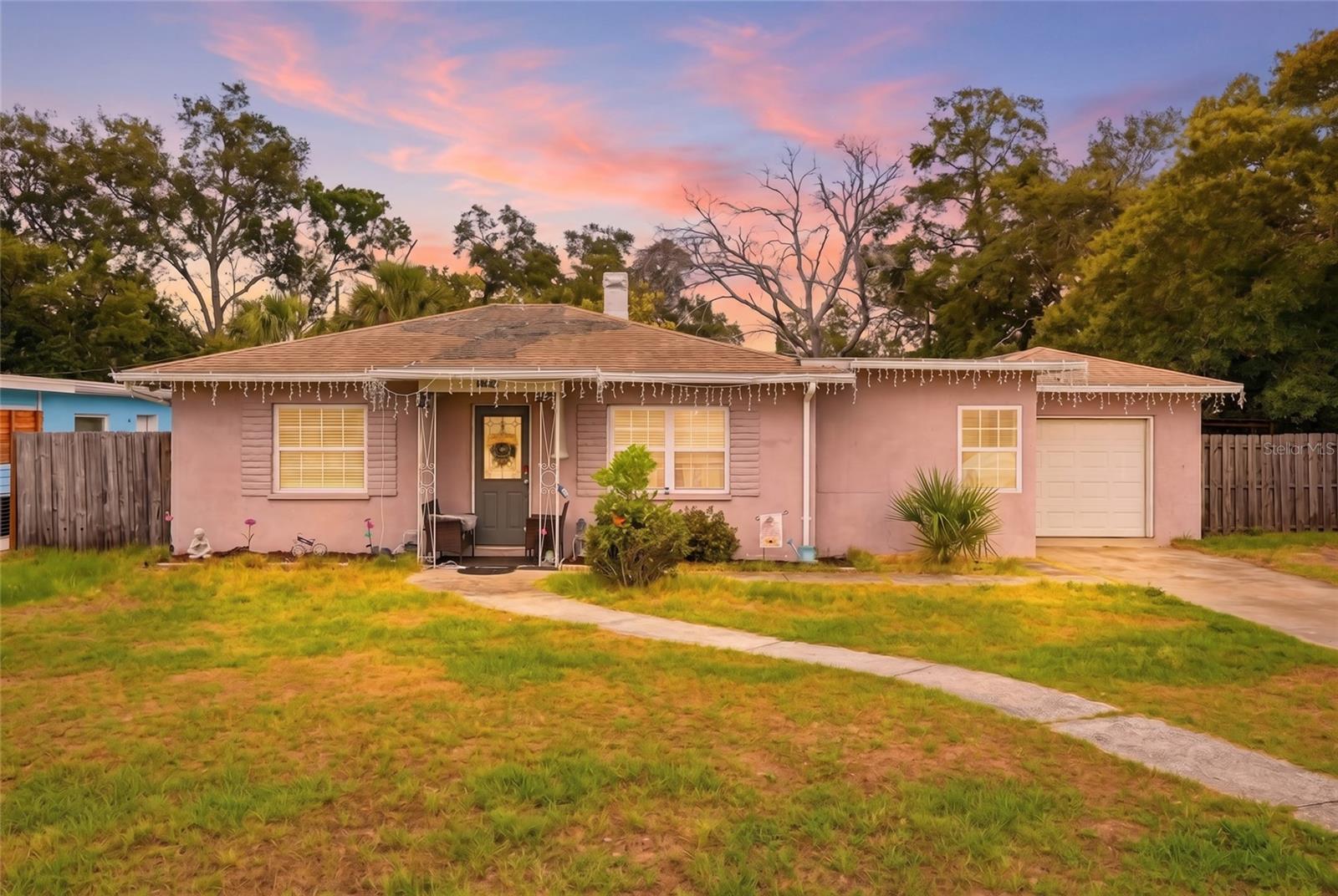 Single Family Residence in SEMINOLE, FL - Daniel Dourado