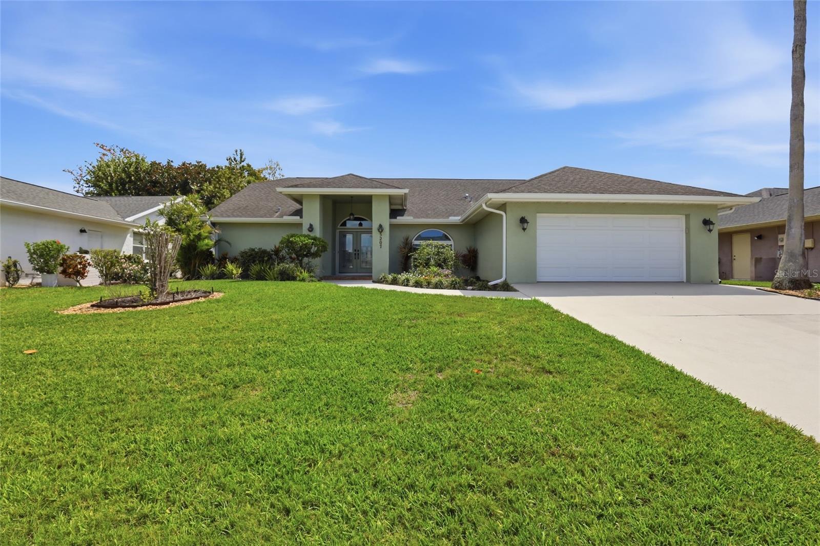 Single Family Residence in BRADENTON, FL - Daniel Dourado