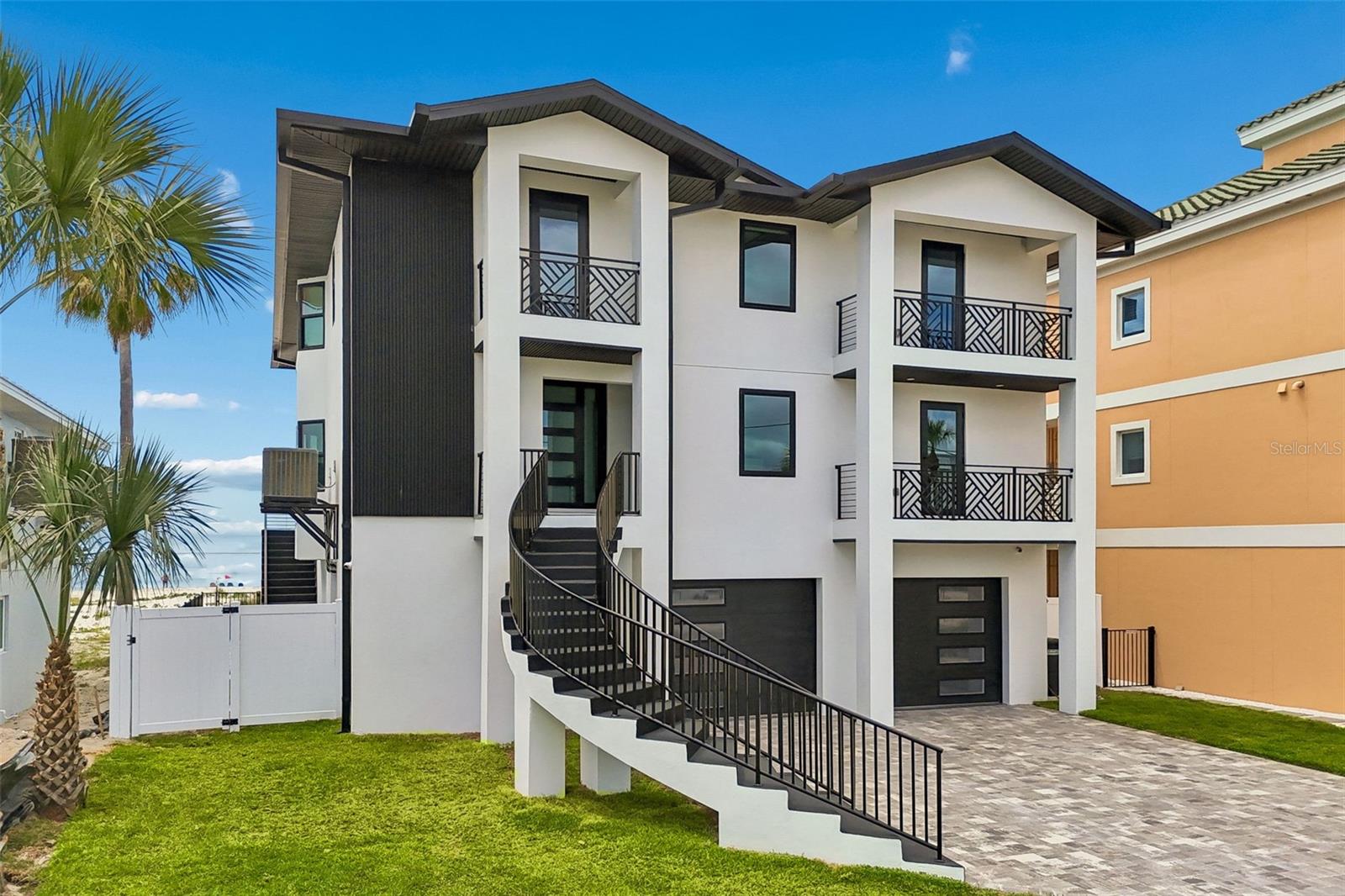 Single Family Residence in CLEARWATER BEACH, FL - Daniel Dourado