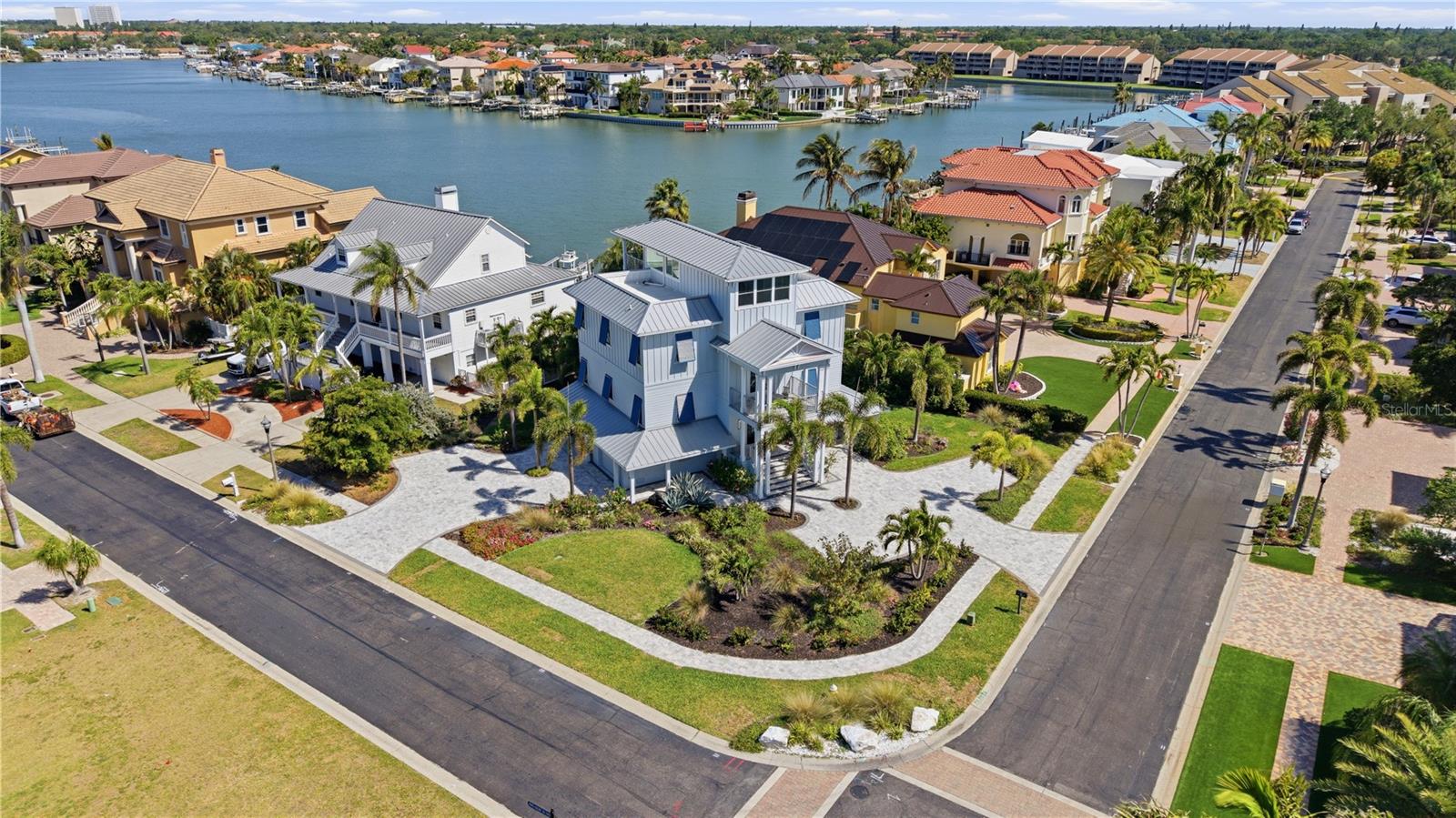 Single Family Residence in GULFPORT, FL - Daniel Dourado