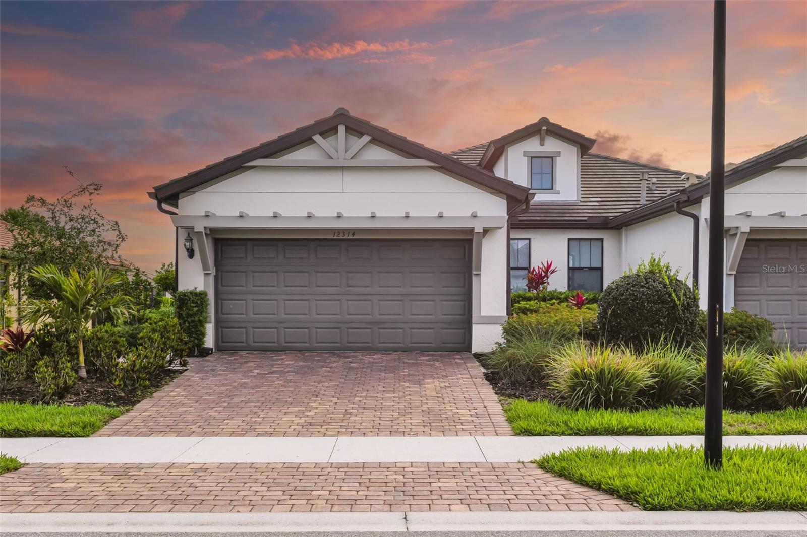 Single Family Residence in SARASOTA, FL - Daniel Dourado