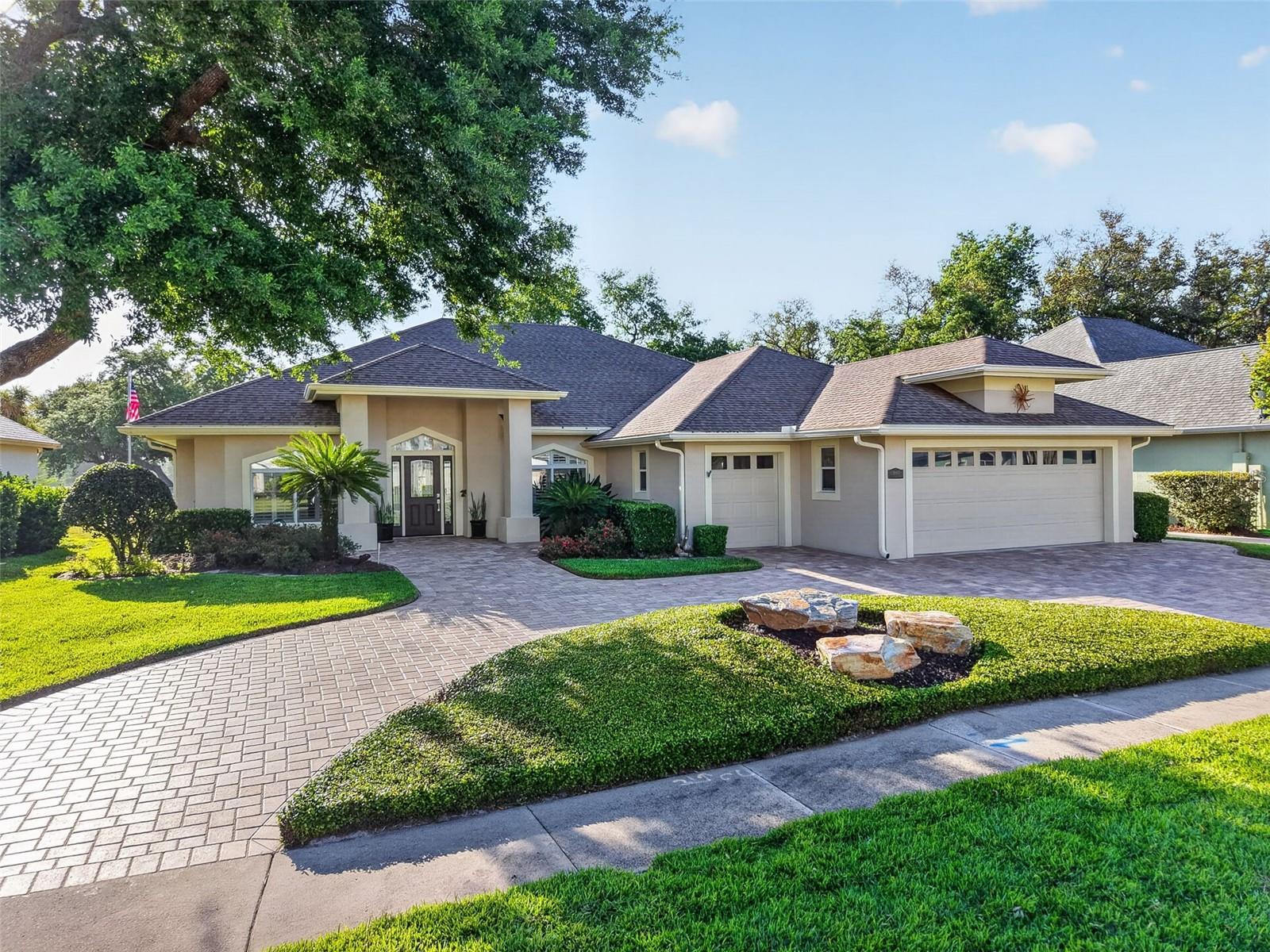 Single Family Residence in MOUNT DORA, FL - Daniel Dourado