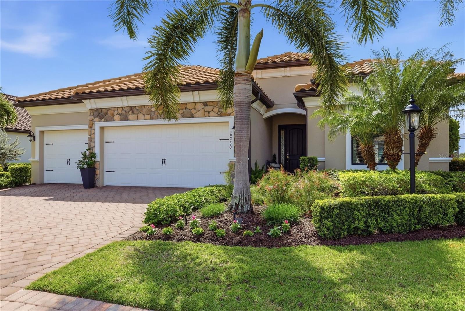 Single Family Residence in LAKEWOOD RANCH, FL - Daniel Dourado