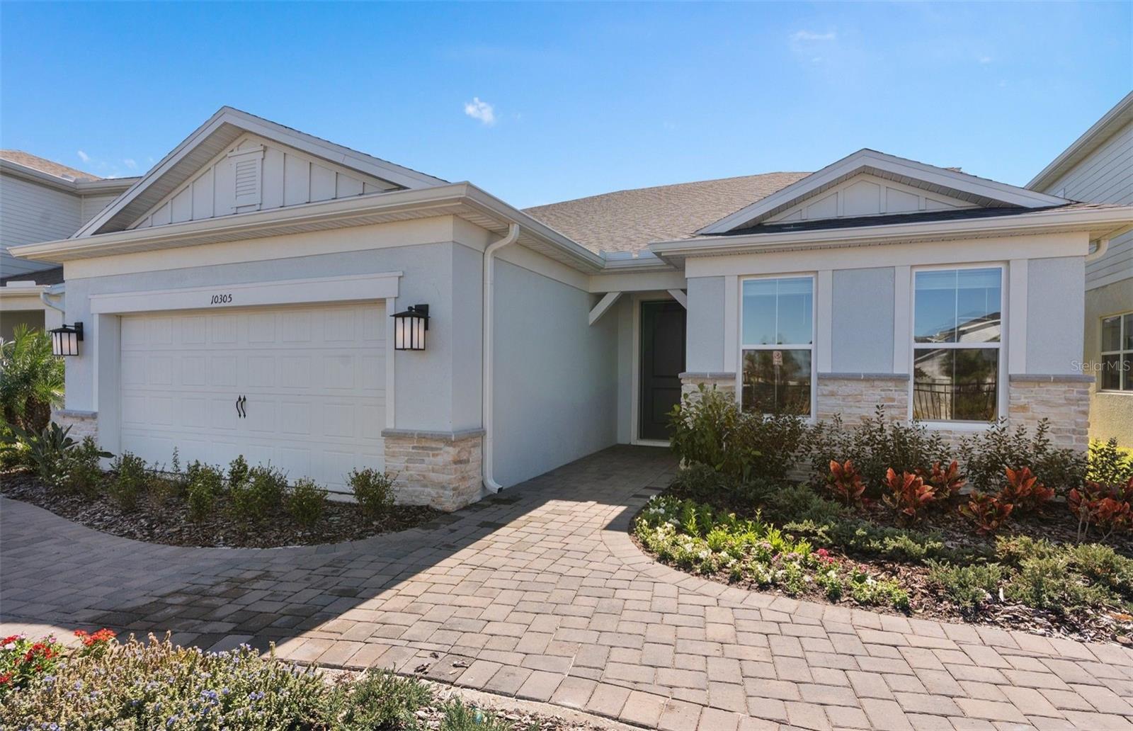 Single Family Residence in ORLANDO, FL - Daniel Dourado
