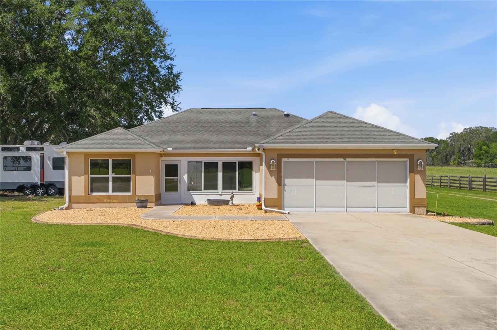 Single Family Residence in OXFORD, FL - Daniel Dourado