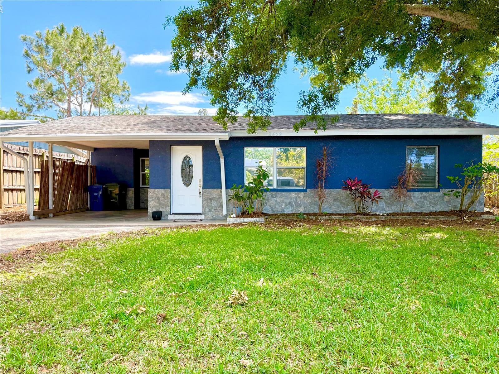 Single Family Residence in SARASOTA, FL - Daniel Dourado