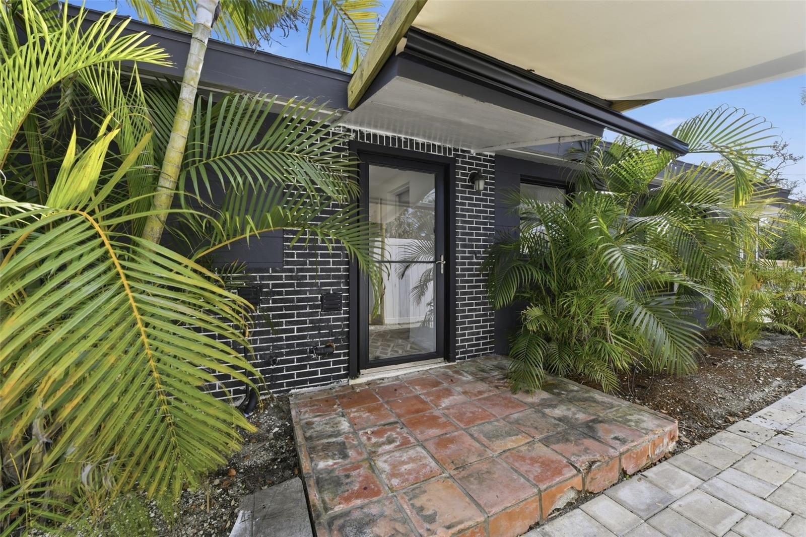 Single Family Residence in SARASOTA, FL - Daniel Dourado
