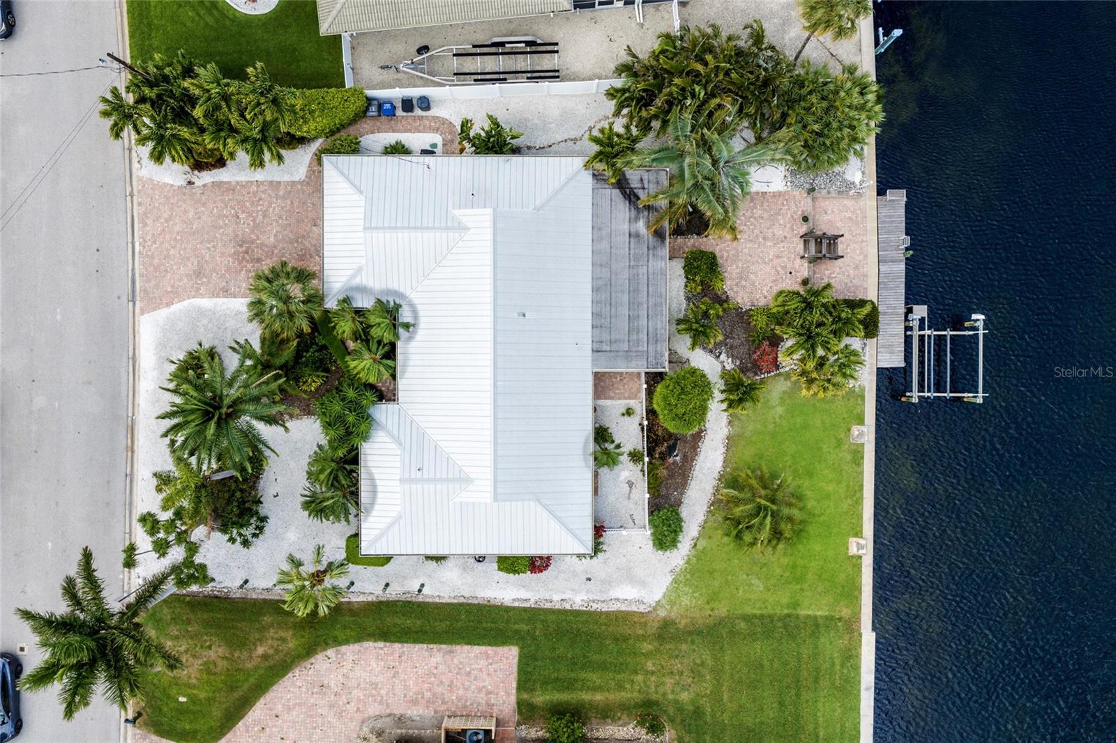 Single Family Residence in BRADENTON, FL - Daniel Dourado