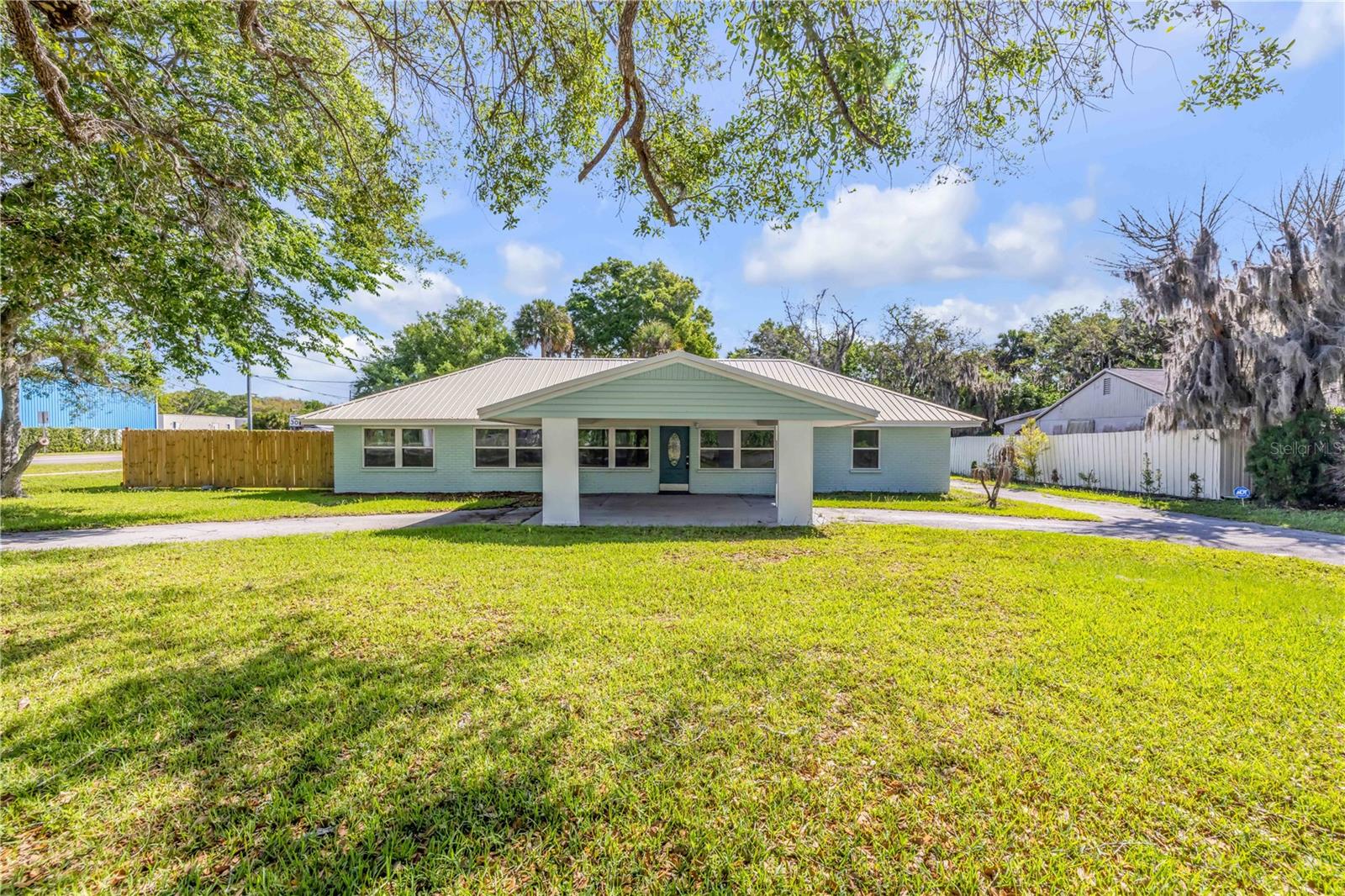 Single Family Residence in EDGEWATER, FL - Daniel Dourado