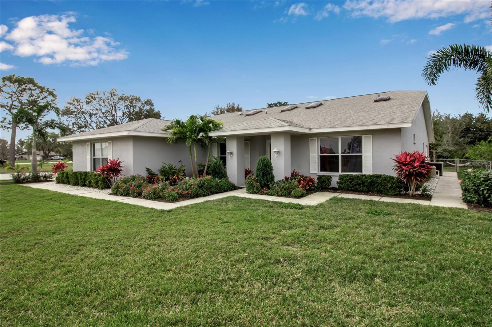 Single Family Residence in BRADENTON, FL - Daniel Dourado