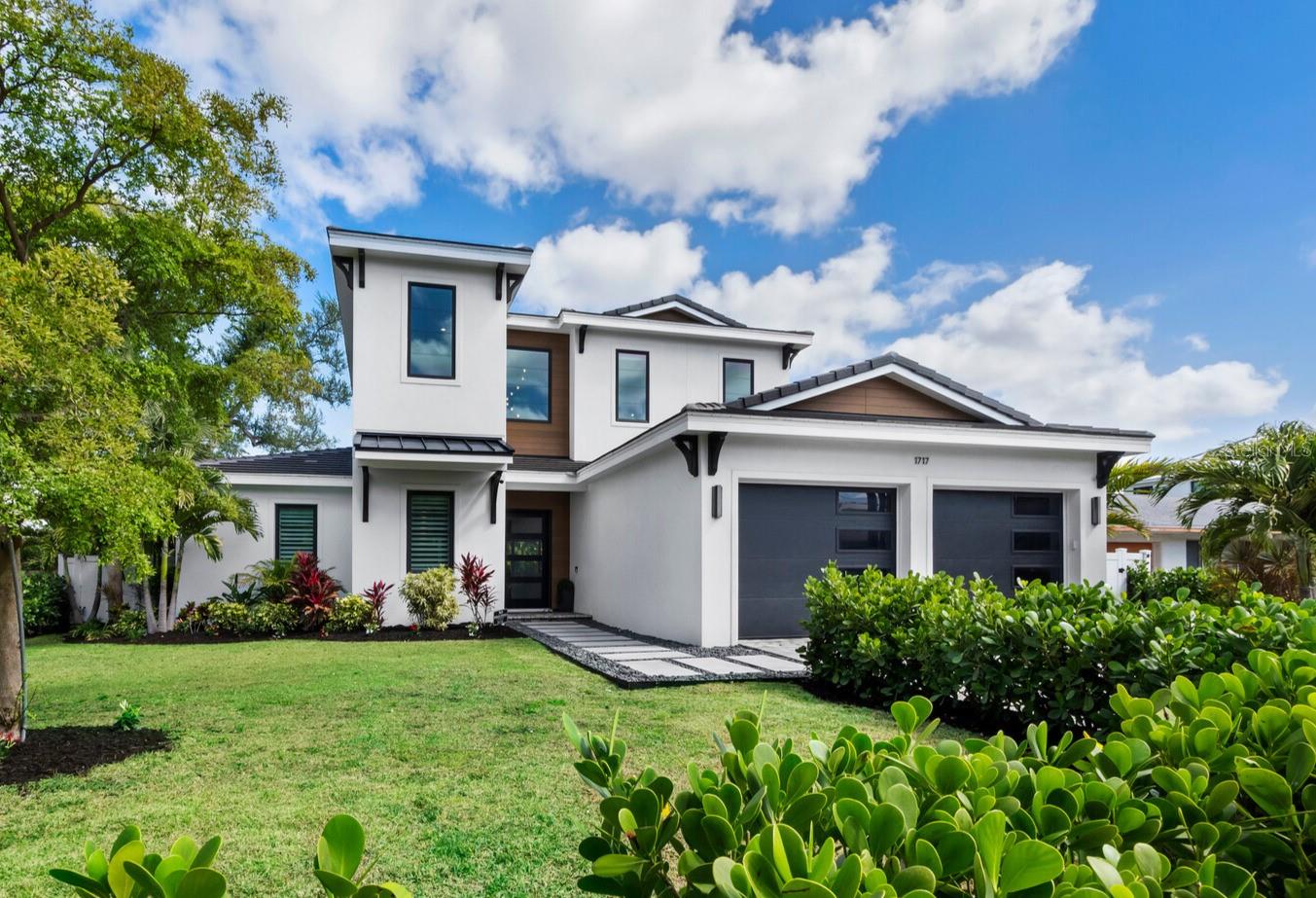 Single Family Residence in SARASOTA, FL - Daniel Dourado