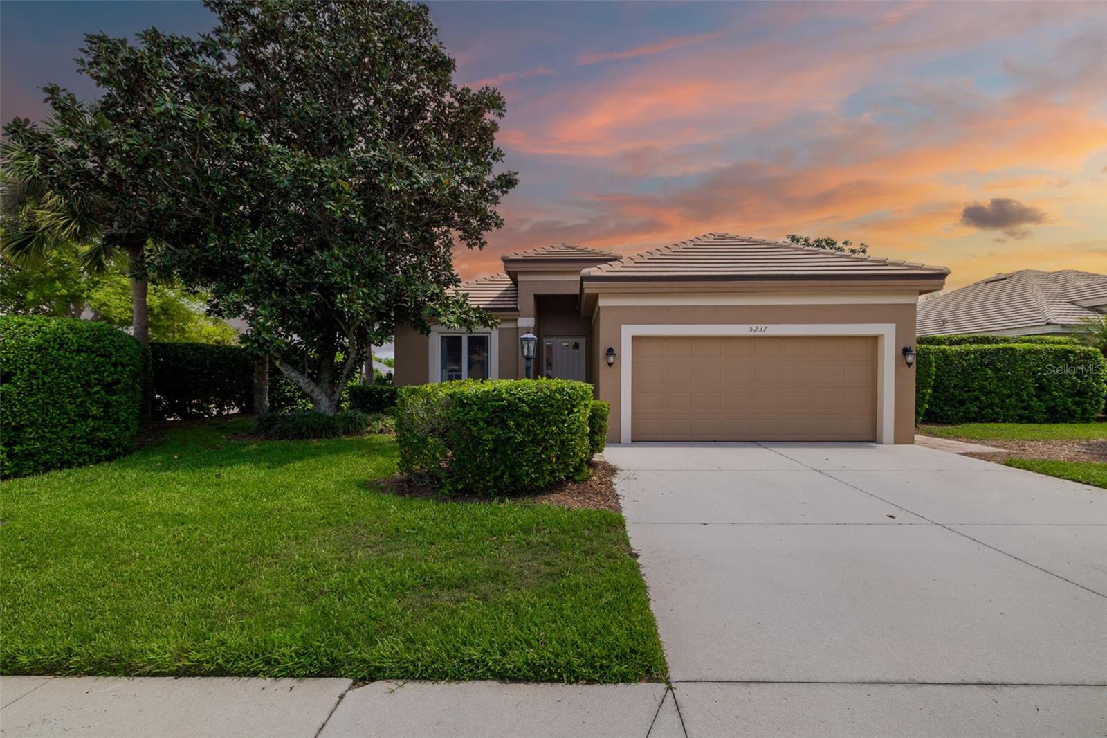 Single Family Residence in BRADENTON, FL - Daniel Dourado