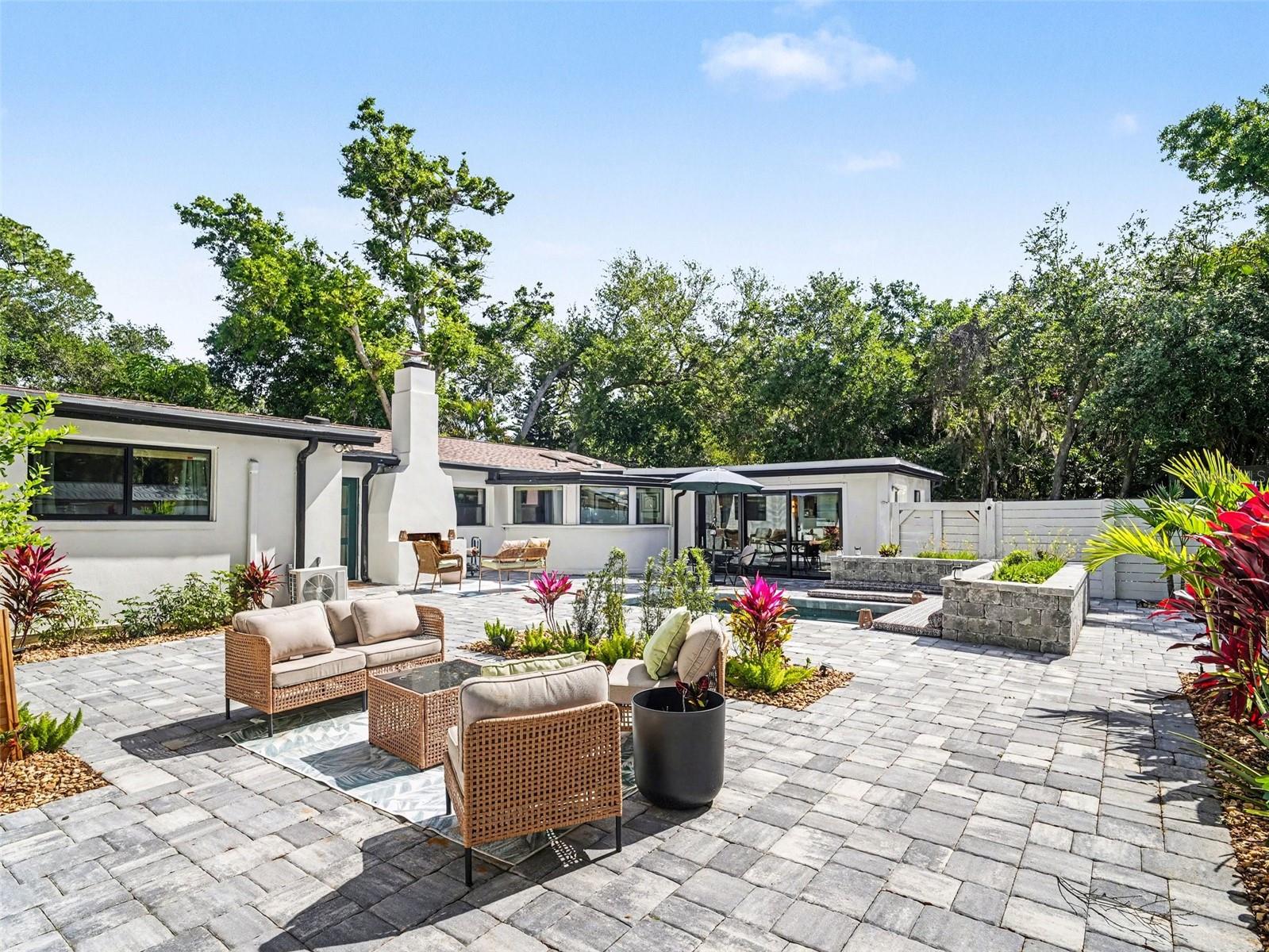 Single Family Residence in SARASOTA, FL - Daniel Dourado