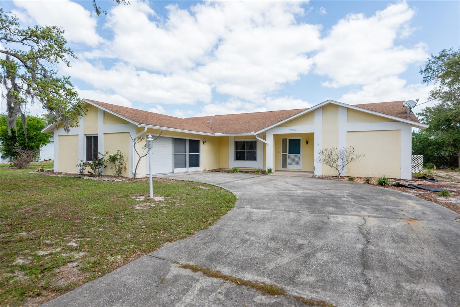 Single Family Residence em SPRING HILL, FL - Daniel Dourado