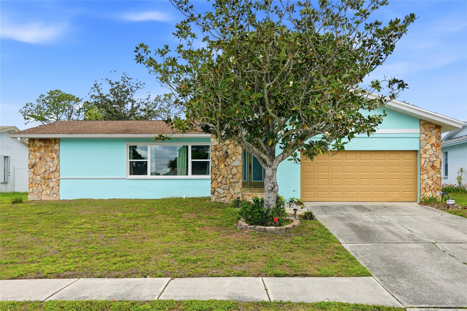 Single Family Residence in SAFETY HARBOR, FL - Daniel Dourado