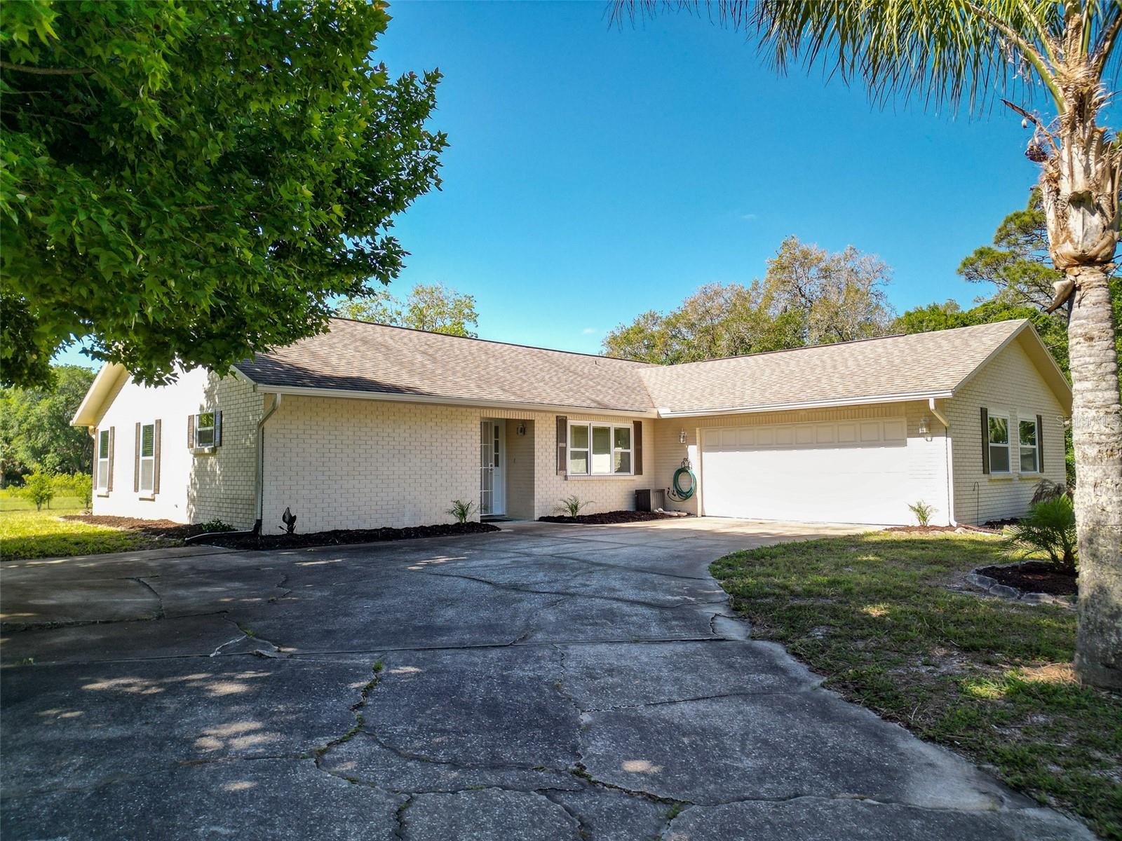 Single Family Residence in OAK HILL, FL - Daniel Dourado
