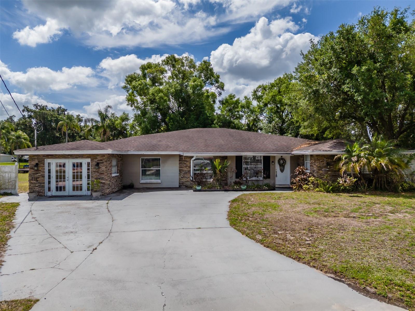 Single Family Residence in LUTZ, FL - Daniel Dourado