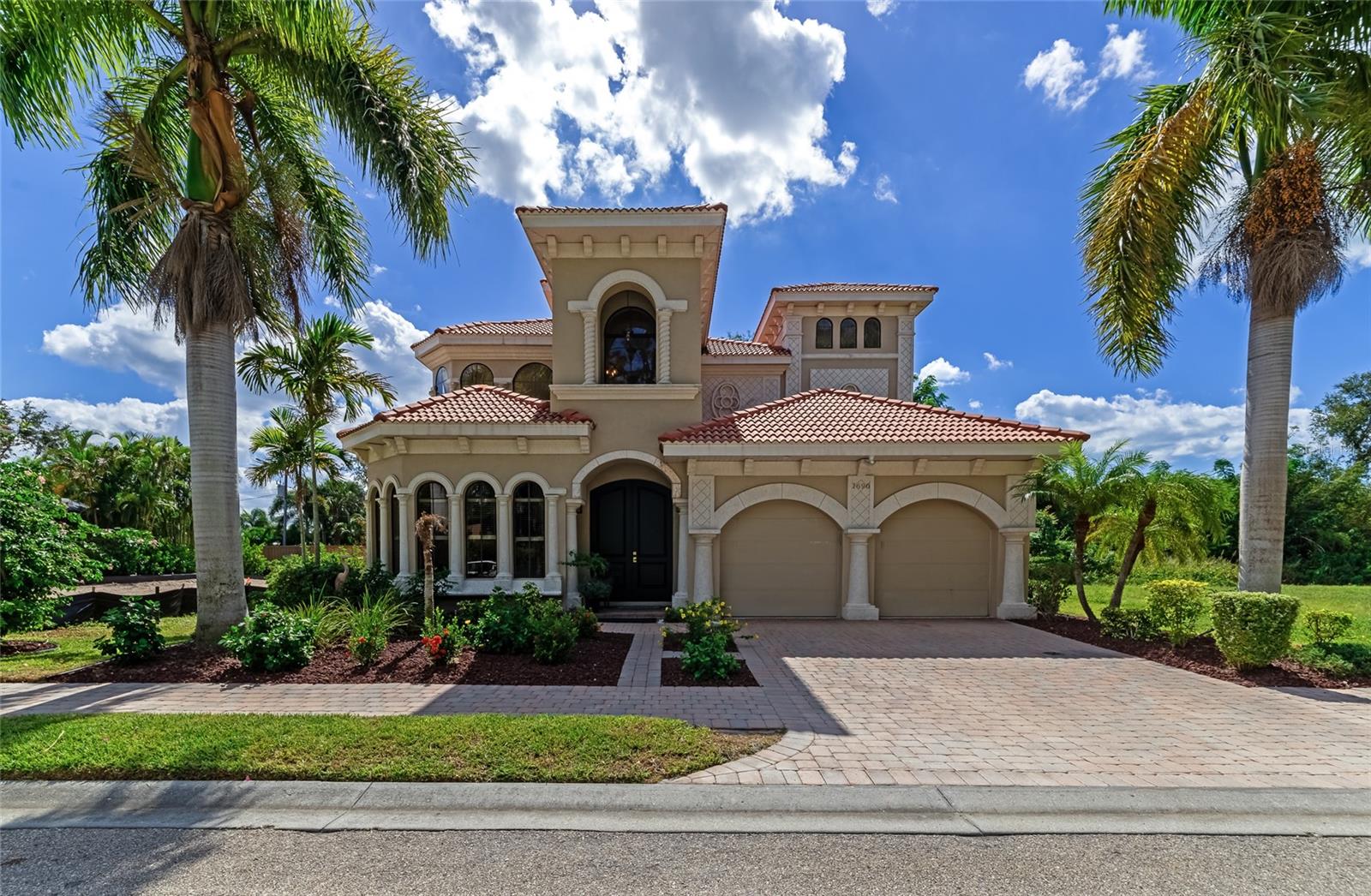 Single Family Residence in SARASOTA, FL - Daniel Dourado