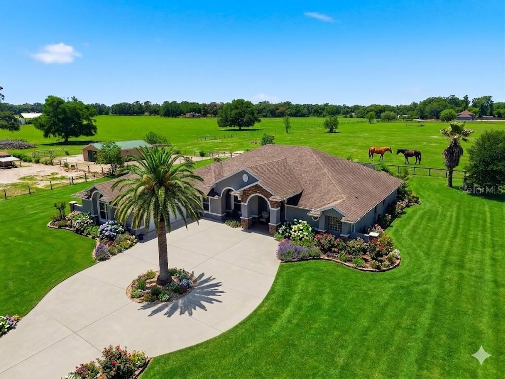 Single Family Residence in OXFORD, FL - Daniel Dourado