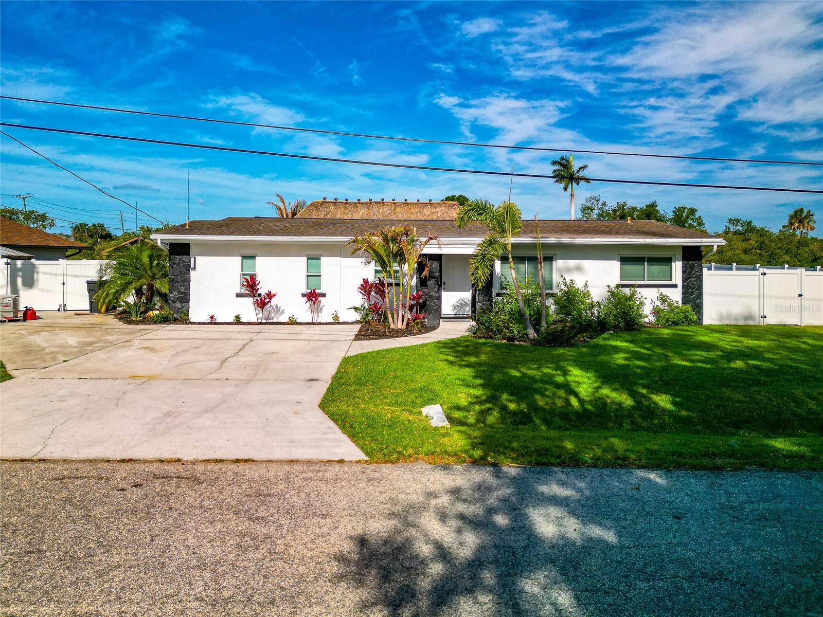 Single Family Residence in BRADENTON, FL - Daniel Dourado