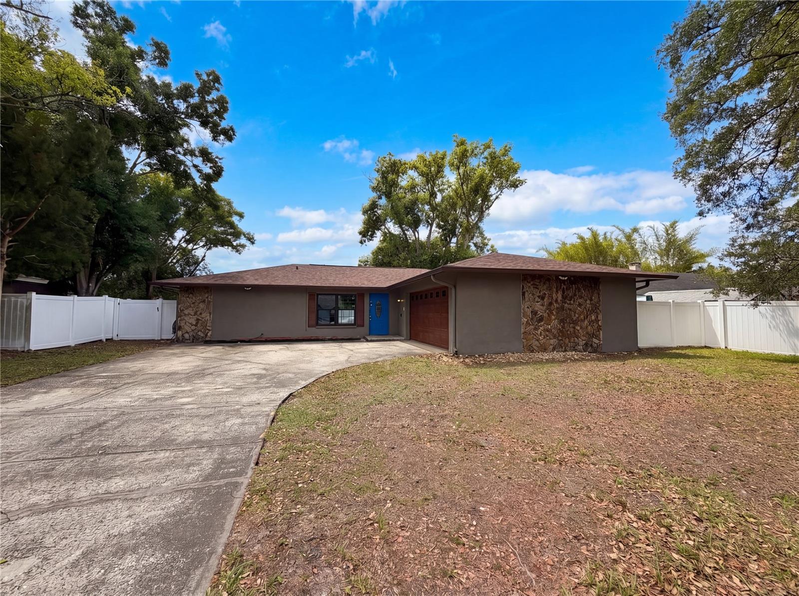 Single Family Residence in LUTZ, FL - Daniel Dourado