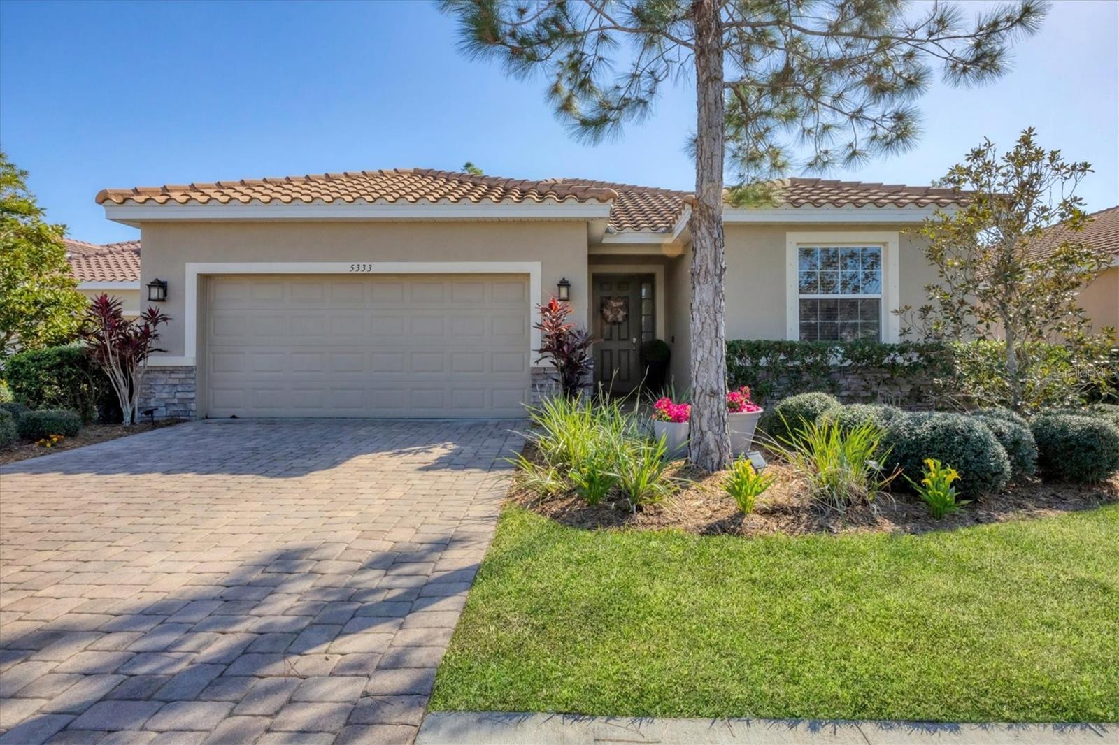 Single Family Residence in SARASOTA, FL - Daniel Dourado