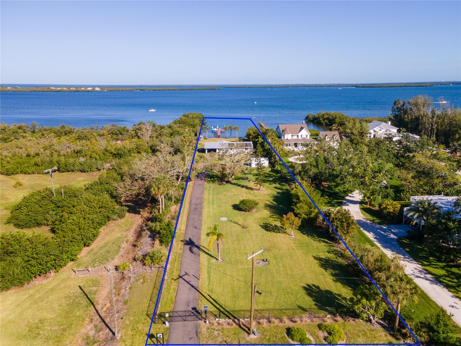 Single Family Residence in PALMETTO, FL - Daniel Dourado