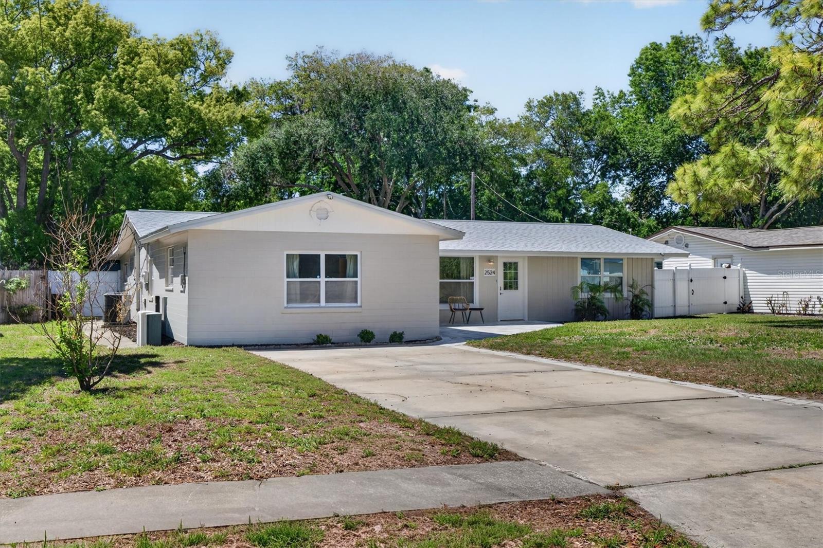 Single Family Residence em SOUTH DAYTONA, FL - Daniel Dourado