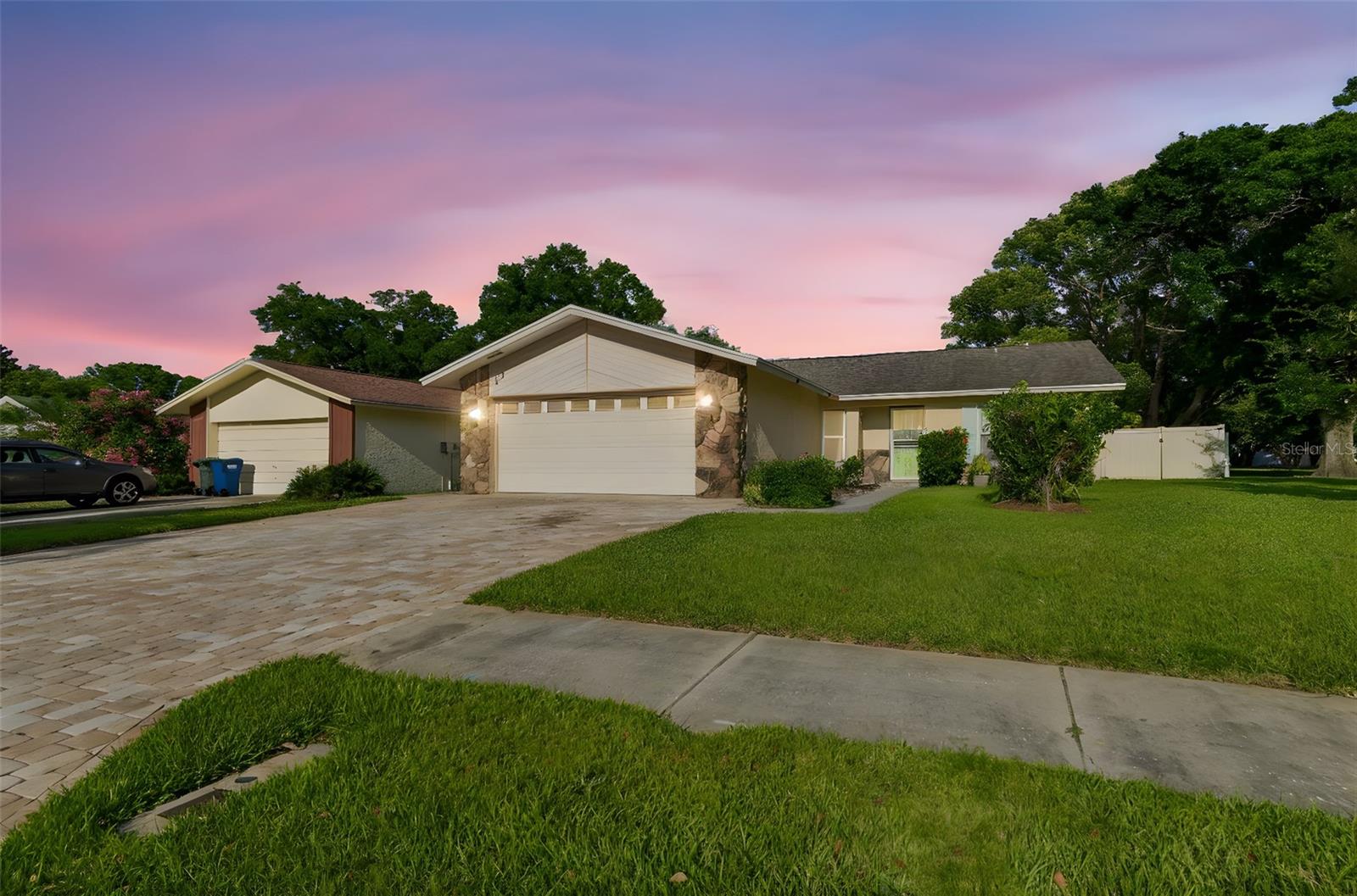 Single Family Residence in DUNEDIN, FL - Daniel Dourado