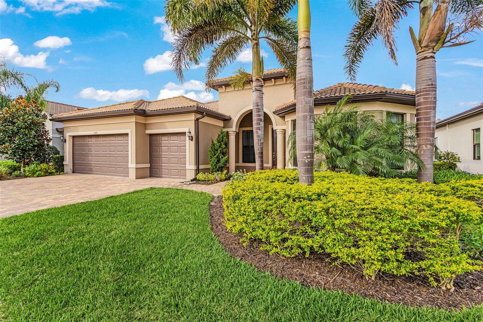 Single Family Residence in SARASOTA, FL - Daniel Dourado