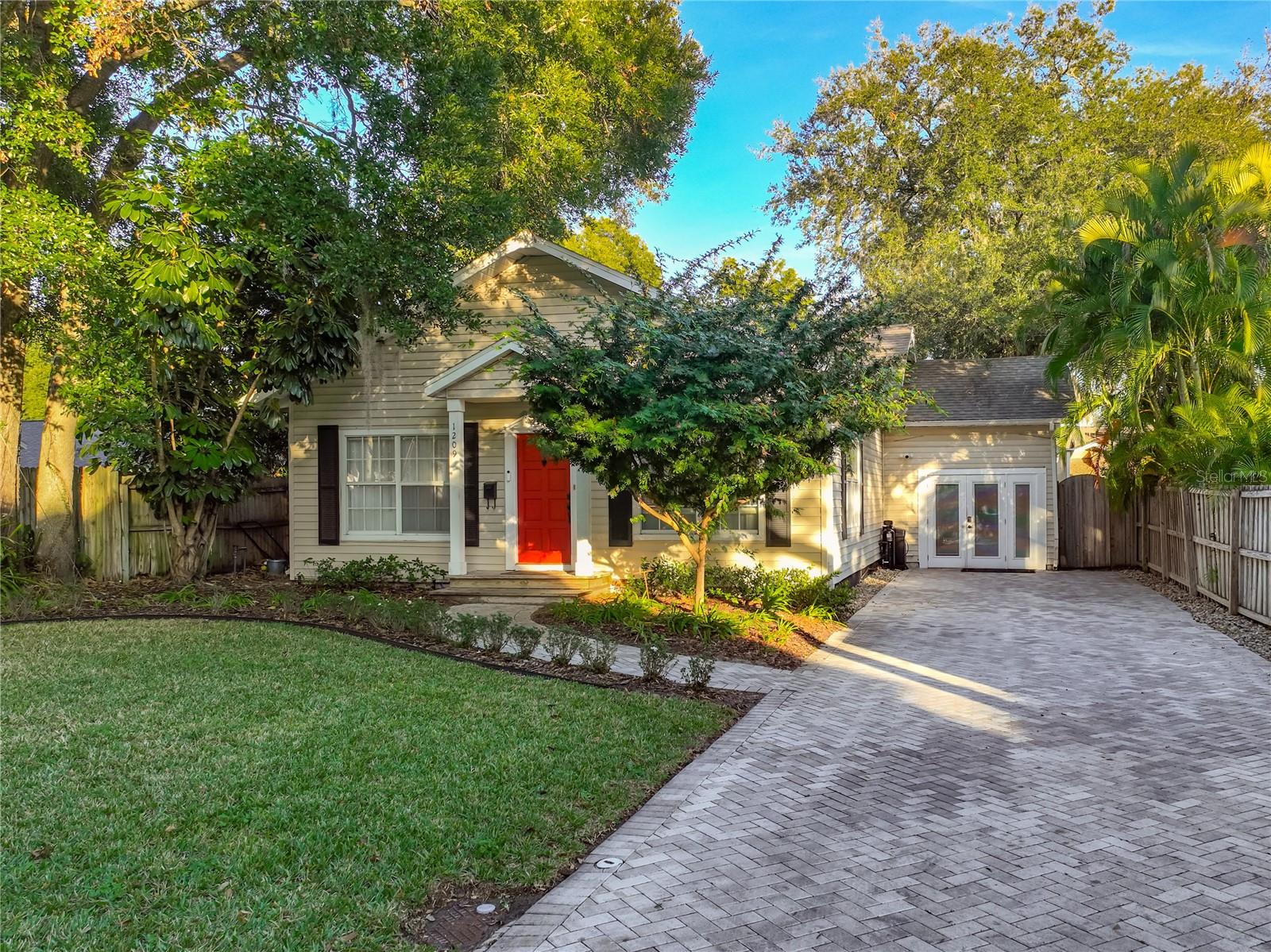 Single Family Residence in ORLANDO, FL - Daniel Dourado