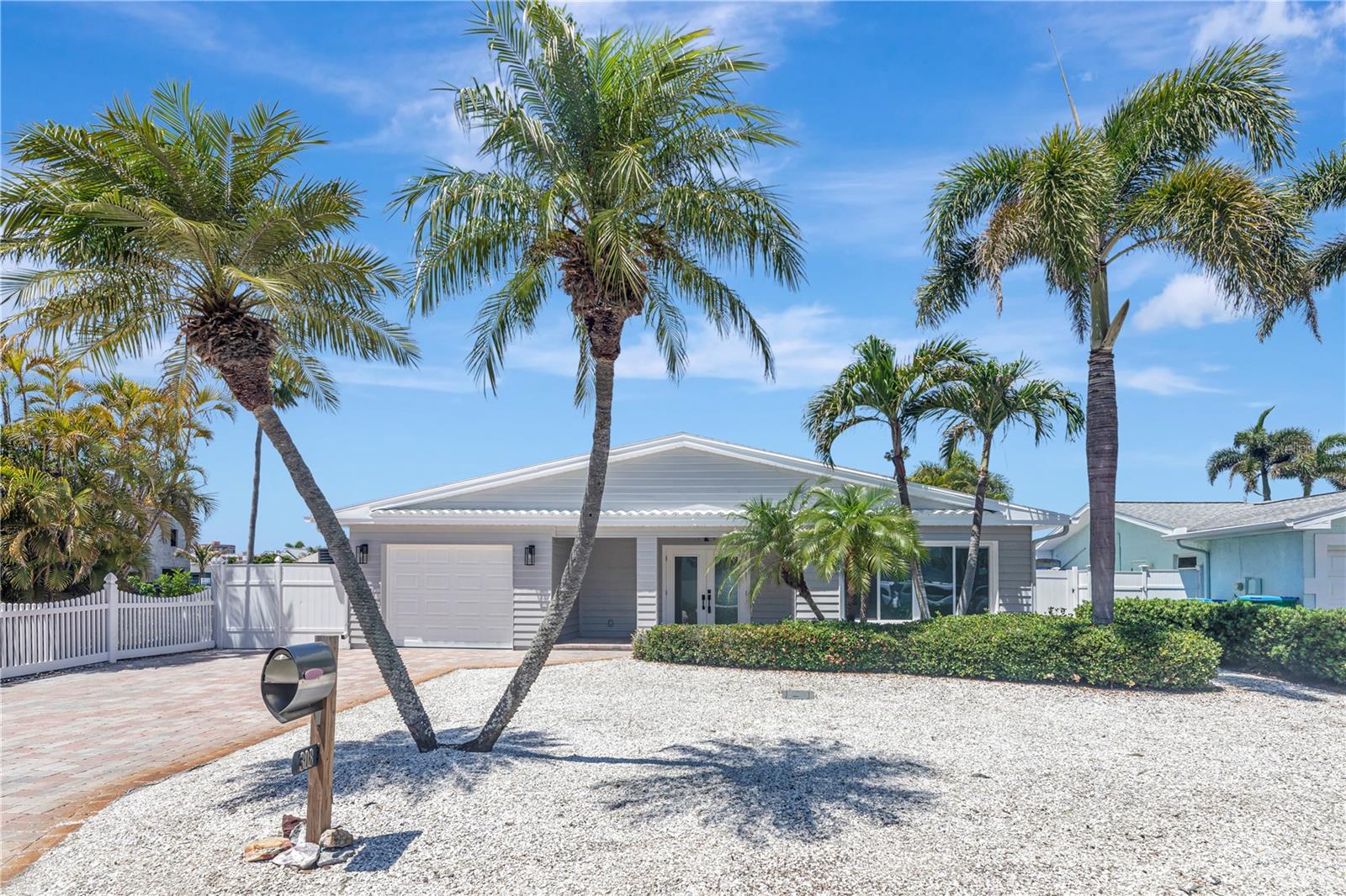 Single Family Residence in NORTH REDINGTON BEACH, FL - Daniel Dourado