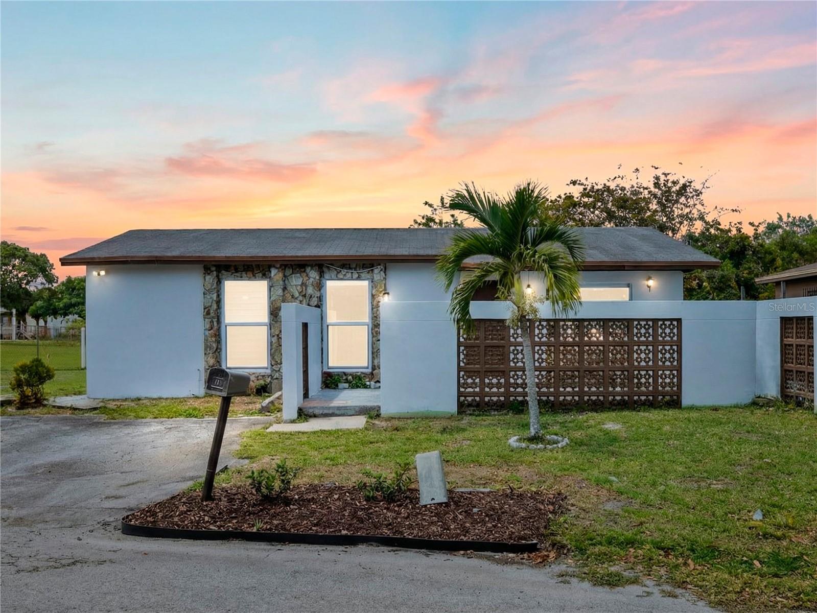 Single Family Residence in MIAMI GARDENS, FL - Daniel Dourado