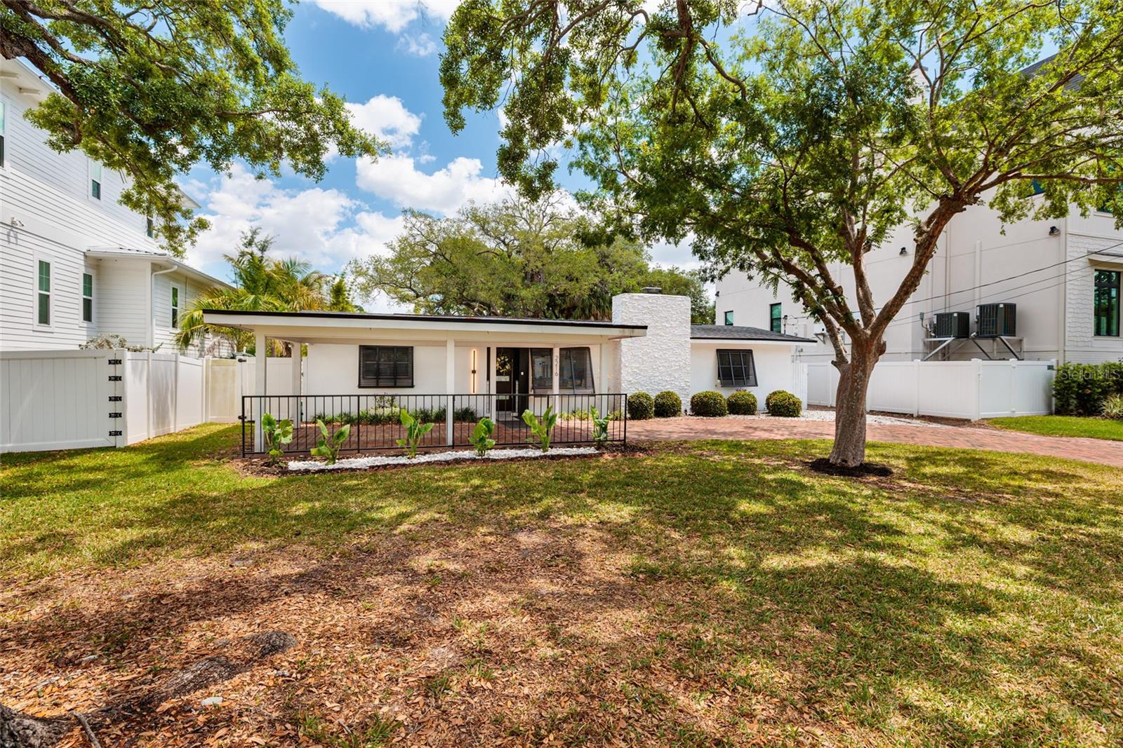 Single Family Residence in TAMPA, FL - Daniel Dourado