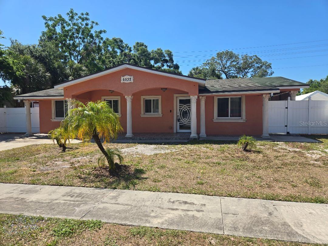 Single Family Residence in TAMPA, FL - Daniel Dourado